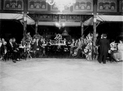 Collectie NMvWereldculturen, TM-60041622, Foto, 'Feest in de kraton in Yogyakarta bij de benoeming van Sultan Hamengkoe Boewono VIII tot Commandeur in de Orde van de Nederlandse Leeuw', fotograaf L. Che Lan & Co., 18-01-1926