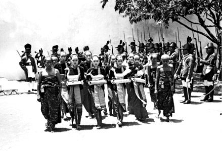 Collectie NMvWereldculturen, TM-60036086, Foto, 'Draagsters van de rijkssieraden tijdens de installatie van Hamengkoe Boewono IX als Sultan van Yogyakarta', fotograaf Fotohandel Zindler, 18-03-1940