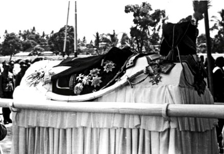 Collectie NMvWereldculturen, TM-60036099, Foto, 'Draagbaar met het militaire uniform en de onderscheidingen van Hamengkoe Boewono VIII, sultan van Yogyakarta, in de begrafenisstoet', fotograaf Fotohandel Zindler, 24-10-1939