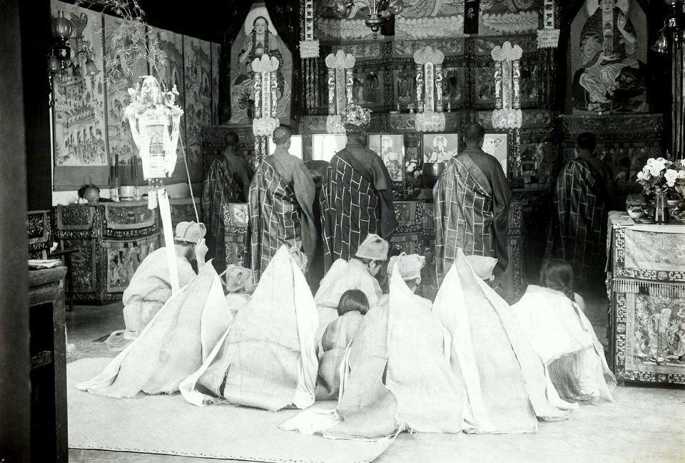 Collectie NMvWereldculturen, TM-60040848, Foto, 'Ceremonie in de tempel tijdens de begrafenis van de op 4 februari 1921 overleden Chinese majoor Tjong A Fie', toegeschreven aan K.J. (Karl Josef) John, 1921