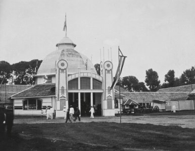 Collectie NMvWereldculturen, TM-60036736, Foto, 'Paviljoen op de Tentoonstelling in Medan', fotograaf onbekend, 1908