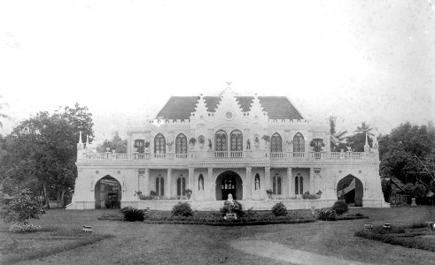 Collectie NMvWereldculturen, TM-10017696, Glasnegatief, 'Het huis van kunstschilder Raden Saleh in Batavia', fotograaf onbekend, 1860-1880 photo