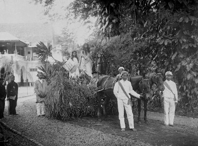 Collectie NMvWereldculturen, TM-60042970, Foto, 'Praalwagen met tableau vivant in een optocht tijdens een feestdag in Buitenzorg', fotograaf onbekend, Ca. 1905