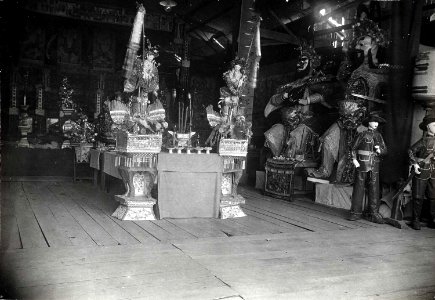 Collectie NMvWereldculturen, TM-60040850, Foto, 'Interieur tempel tijdens de begrafenis van de op 4 februari 1921 overleden Chinese majoor Tjong A Fie', toegeschreven aan K.J. (Karl Josef) John, 1921