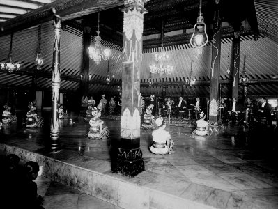 Collectie NMvWereldculturen, TM-60041620, Foto, 'Dansvoorstelling in de kraton tijdens het bezoek van de Nederlandse consul-generaal in Calcutta, P. Staal, aan sultan Hamengkoe Boewono VIII', fotograaf L. Che Lan & Co., 12-03-1926