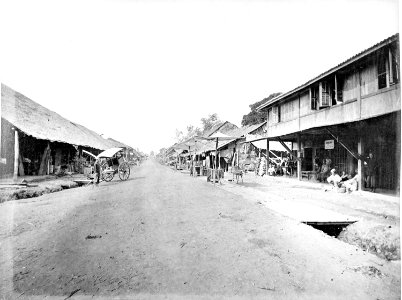 Collectie NMvWereldculturen, TM-60001875, Foto, 'Straatgezicht in een kampong, ter hoogte van een Chinees dobbelhuis, Bindjai', fotograaf G.R. Lambert & Co., 1880-1895