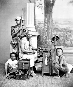 Collectie NMvWereldculturen, TM-60002113, Foto, 'Een sleutelmaker uit Batavia.', fotograaf onbekend, Ca. 1870