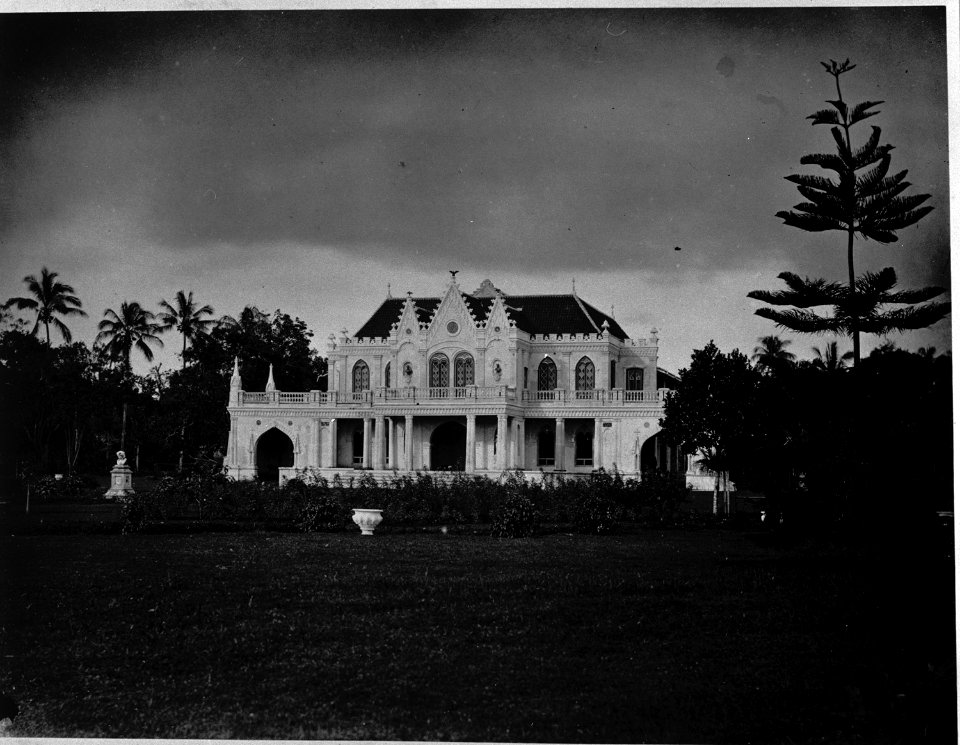 Collectie NMvWereldculturen, TM-60004862, Foto, 'Het huis van kunstschilder Raden Saleh in Batavia', fotograaf toegeschreven aan Woodbury & Page, 1857-1874