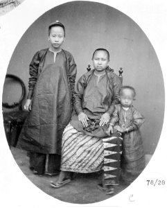 Collectie NMvWereldculturen, TM-60004911, Foto, 'Studioportret van twee vrouwen en een kind', fotograaf onbekend, 1860-1900