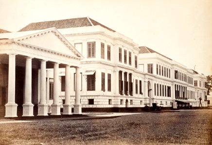 Collectie NMvWereldculturen, TM-60004940, Foto, 'Het Hooggerechtshof en het Paleis van Daendels aan het Waterlooplein te Batavia', fotograaf toegeschreven aan Woodbury & Page, 1857-1872