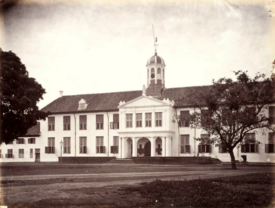 Collectie NMvWereldculturen, TM-60004993, Foto, 'Het stadhuis van Batavia', fotograaf Woodbury & Page, 1860-1872
