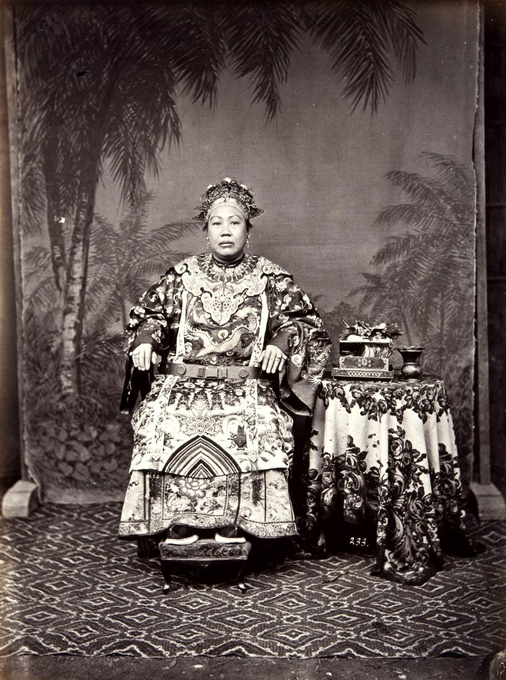 Collectie NMvWereldculturen, TM-60005024, Foto, 'Studioportret van een Chinese vrouw', fotograaf Woodbury & Page, 1860-1872