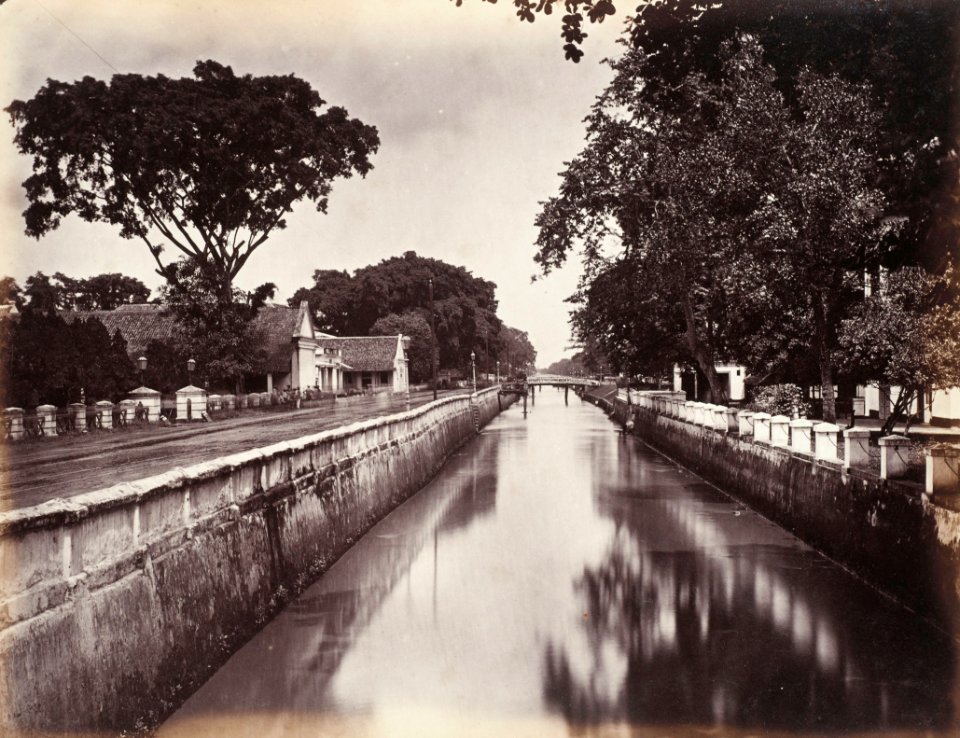 Collectie NMvWereldculturen, TM-60005042, Foto, 'De Molenvliet in Batavia, ter hoogte van Hotel des Indes', fotograaf toegeschreven aan Woodbury & Page, 1860-1872