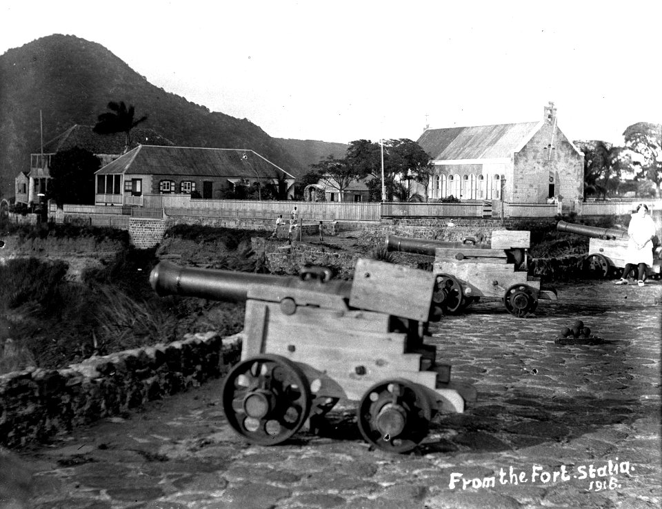 Collectie NMvWereldculturen, TM-60009839, Panoramafoto 'Gezicht op de wijk Otrabanda met op de voorgrond de gesloten Koningin Emmabrug', fotograaf Soublette et Fils, ca. 1920