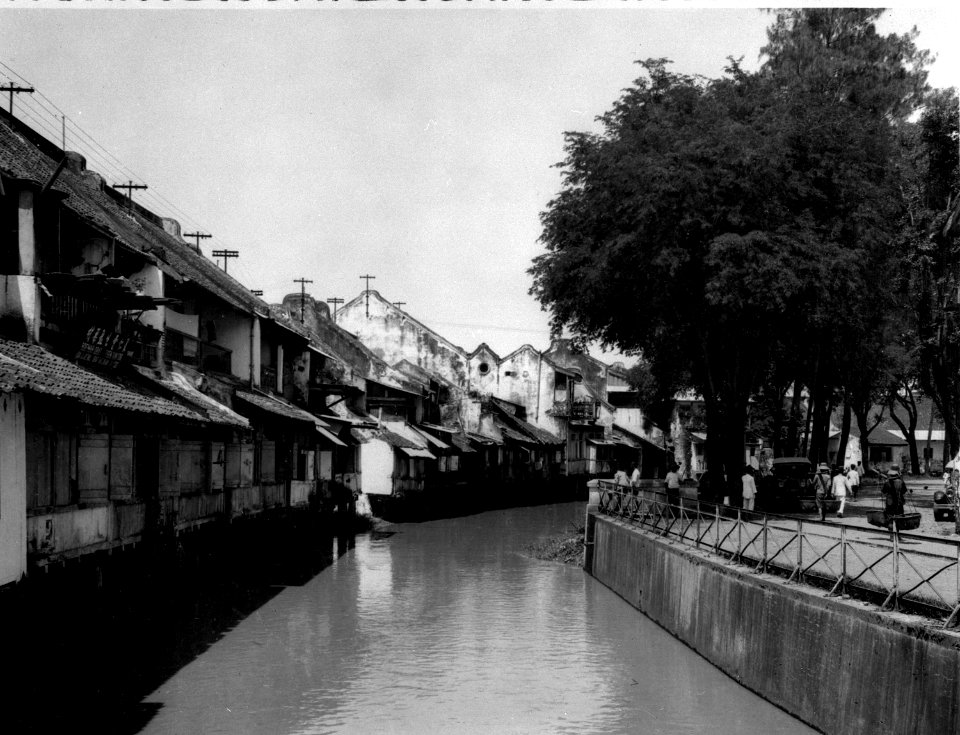 Collectie NMvWereldculturen, TM-60013194, Foto, 'Kali langs de achterzijde van huizen in de Chinese wijk van Semarang', fotograaf Fotografisch Atelier O. Hisgen & Co. NV, 1920-1933