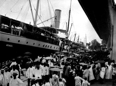 Collectie NMvWereldculturen, TM-60014576, Foto, 'Chinezen bij de S.S. Reael van de KPM in de haven van Tandjong Priok, Batavia', fotograaf Tan Tjie Lan, 1890-1910