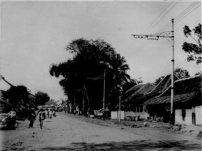 Collectie NMvWereldculturen, TM-60015174, Foto, 'Straatgezicht in de Chinese wijk van Batavia', toegeschreven aan Tan Tjie Lan, 1890-1910