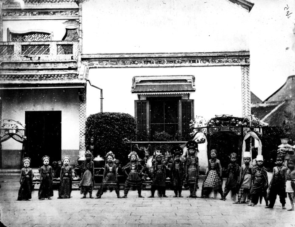 Collectie NMvWereldculturen, TM-60019613, Foto, 'Javaanse kinderen met gamelanorkest voor het huis van de Majoor der Chinezen Be Biauw Tjoan', toegeschreven aan Woodbury & Page, 1857-1872