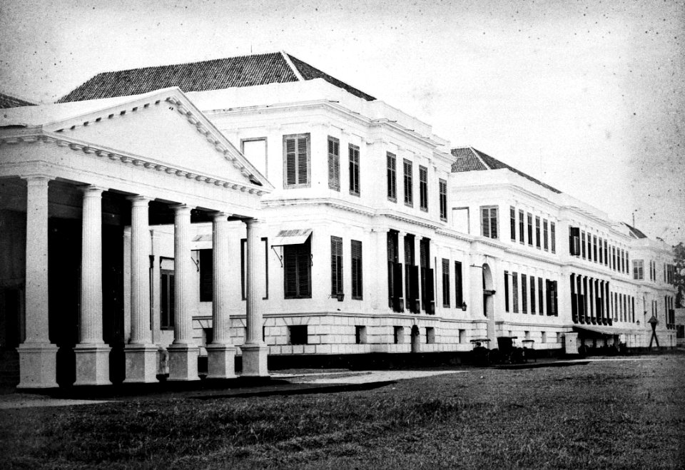 Collectie NMvWereldculturen, TM-60019628, Foto, 'Het Hooggerechtshof en het Paleis van Daendels aan het Waterlooplein te Batavia', fotograaf toegeschreven aan Woodbury & Page, 1857-1872