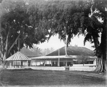 Collectie NMvWereldculturen, TM-60022801, Foto, 'Sociëteit in Yogyakarta', fotograaf onbekend, 1860-1880