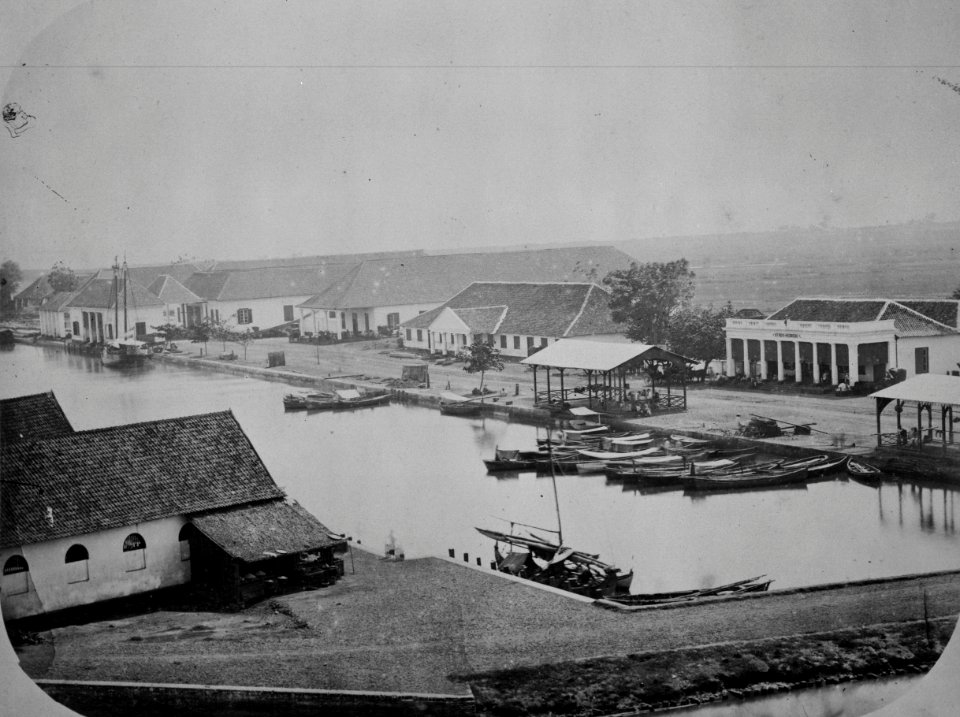 Collectie NMvWereldculturen, TM-60025064, Foto, 'Gezicht over het Havenkanaal met de Boom en de Stadsherberg, Batavia', fotograaf toegeschreven aan Woodbury & Page, 1860-1872