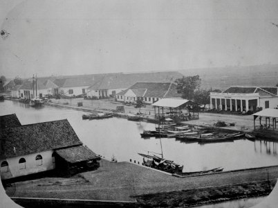 Collectie NMvWereldculturen, TM-60025064, Foto, 'Gezicht over het Havenkanaal met de Boom en de Stadsherberg, Batavia', fotograaf toegeschreven aan Woodbury & Page, 1860-1872
