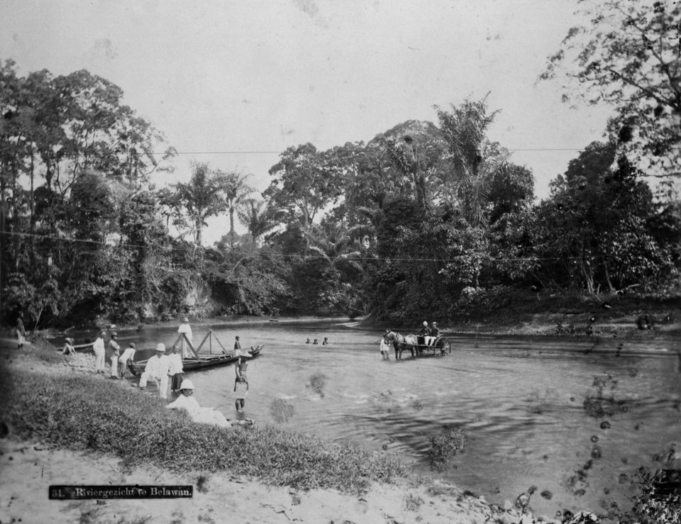 Collectie NMvWereldculturen, TM-60025627, Foto, 'Veerpont en rijtuig bij een doorwaadbare plaats in de rivier', fotograaf G.R. Lambert & Co., 1885-1888