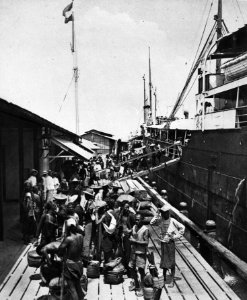 Collectie NMvWereldculturen, TM-60034560, Fotomechanische druk, 'Chinezen op de kade in de haven van Belawan', fotograaf C.J. Kleingrothe, 1890-1920