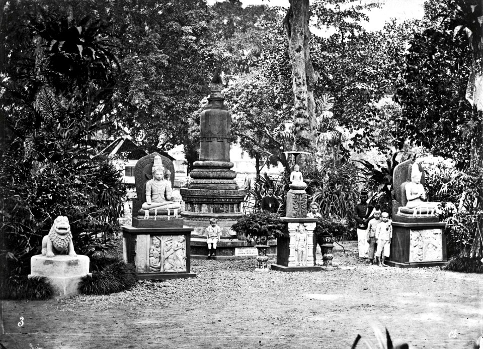 Collectie NMvWereldculturen, TM-60035933, foto, 'Boeddha- en andere beelden en een stupa in de tuin van de ambtswoning van de resident te Yogyakarta', fotograaf K. (Kassian) Céphas, 1880-1900