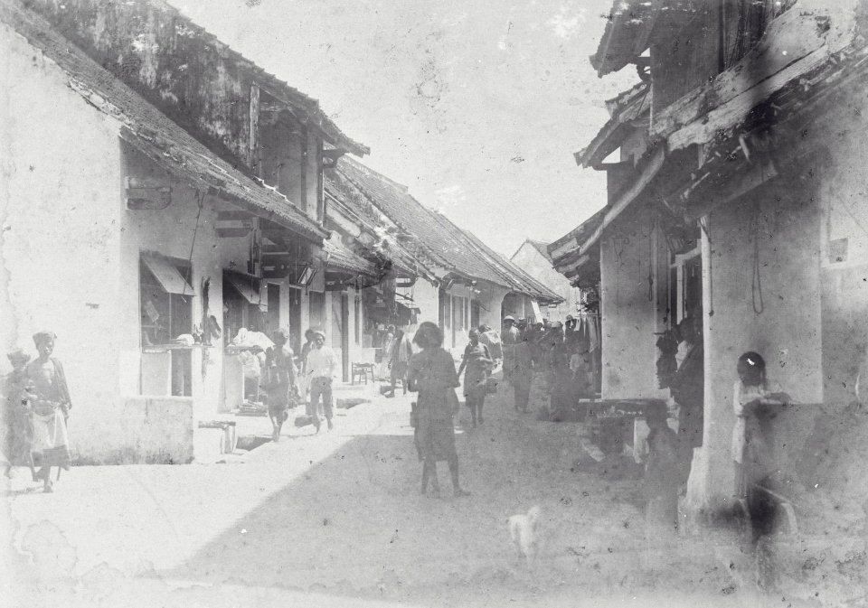Collectie NMvWereldculturen, TM-60041435, Foto, 'Straatgezicht in de Chinese wijk van Koepang', fotograaf onbekend, 1880-1910