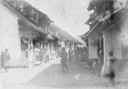 Collectie NMvWereldculturen, TM-60041435, Foto, 'Straatgezicht in de Chinese wijk van Koepang', fotograaf onbekend, 1880-1910