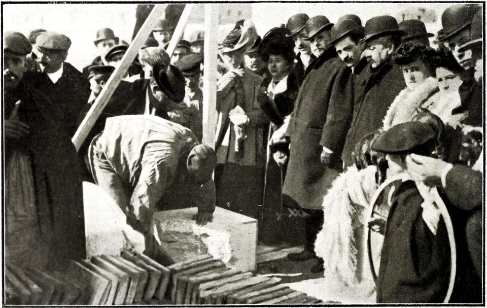 Colocación de la primera piedra del nuevo circo taurino de la Ciudad Lineal. Fot. Goñi