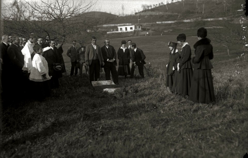Colocación de la primera piedra del golf de Lasarte. Bendice el párroco señor Recondo (1 de 1) - Fondo Car-Kutxa Fototeka