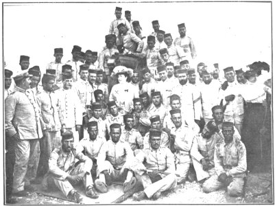 Colombine rodeada de oficiales y soldades de artillería, Goñi photo