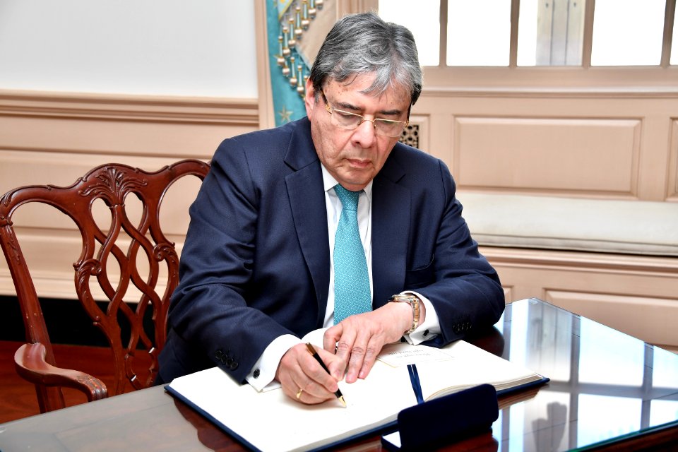 Colombian Foreign Minister Trujillo Signs the Secretary's Guestbook - 46282204234