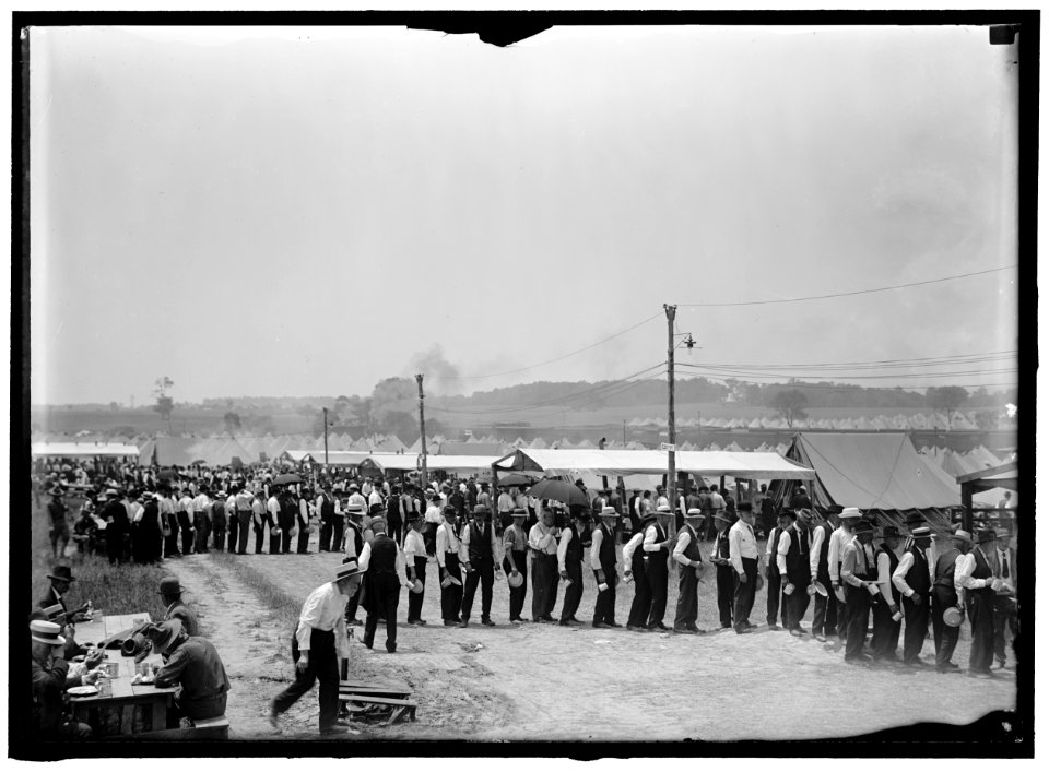 COLONIAL RIFLES. REUNION OF G.A.R. AND CONFEDERATE VETERANS WHO HAD FOUGHT AT GETTYSBURG, ON THE BATTLEFIELD LCCN2016864730