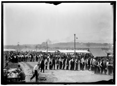 COLONIAL RIFLES. REUNION OF G.A.R. AND CONFEDERATE VETERANS WHO HAD FOUGHT AT GETTYSBURG, ON THE BATTLEFIELD LCCN2016864730
