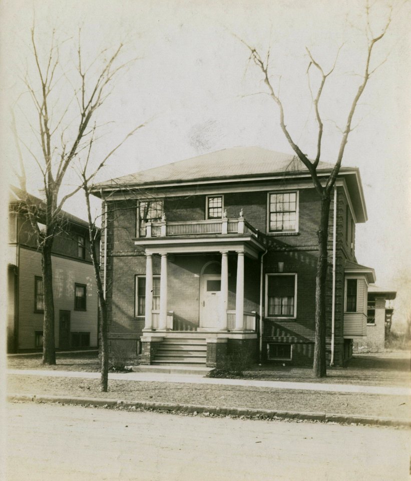 Colonial style house, Chicago, early 20th century (NBY 883)