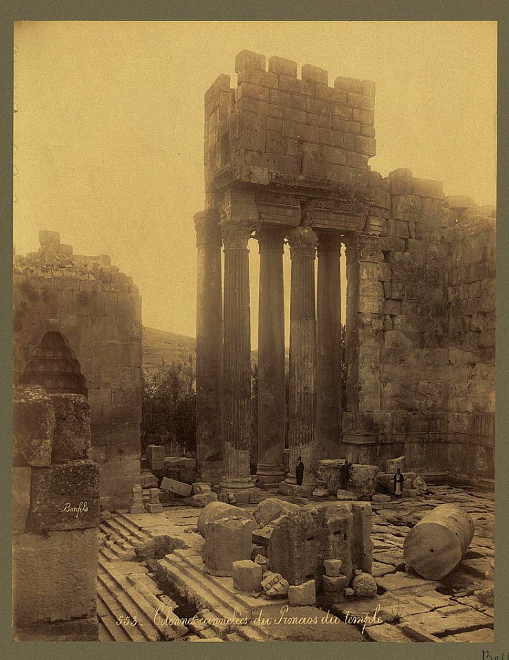 Colonnes cannelées du Pronaos du temple - Bonfils. LCCN2004668112
