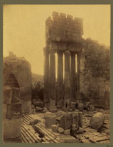Colonnes cannelées du Pronaos du temple - Bonfils. LCCN2004668112