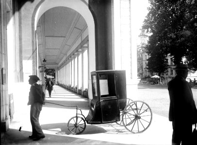 Colonnade de l'établissement thermal, Luchon, 13 août 1908