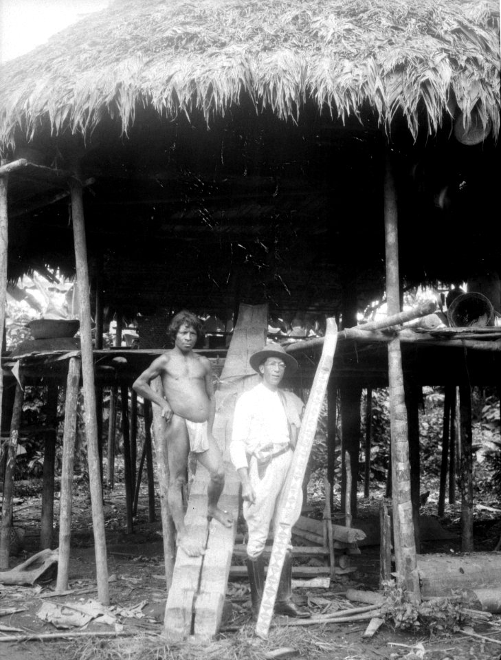 Colombianske tullchefen i Acandi, Sr. Pedro J. Zuniga M. och en chocoindian - SMVK - 003993