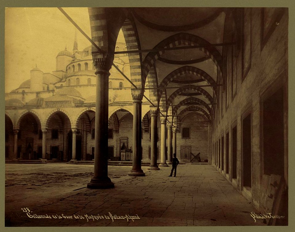 Colonade de la cour de la Mosquée du Sultan-Ahmed - Sébah & Joaillier. LCCN2003688297