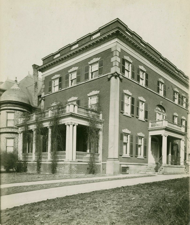Colonial style house, Chicago, early 20th century (NBY 901)