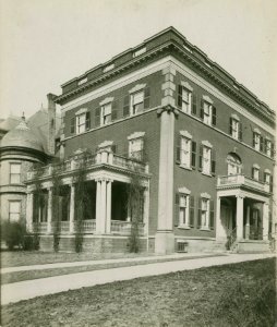 Colonial style house, Chicago, early 20th century (NBY 901)