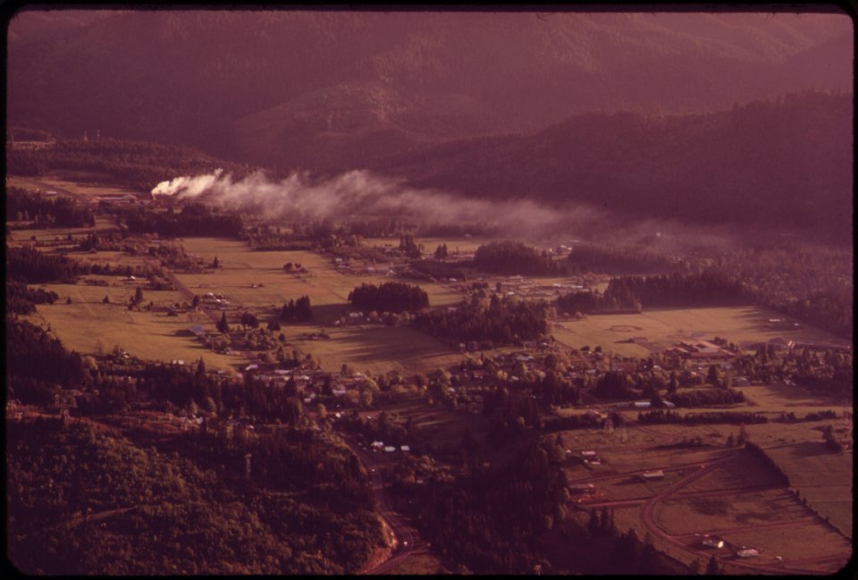 Columbia-river-gorge-between-the-dalles-and-the-hood-river-051973 4271653115 o