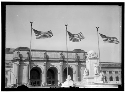 COLUMBUS MEMORIAL, WITH FRONT OF UNION STATION LCCN2016867226