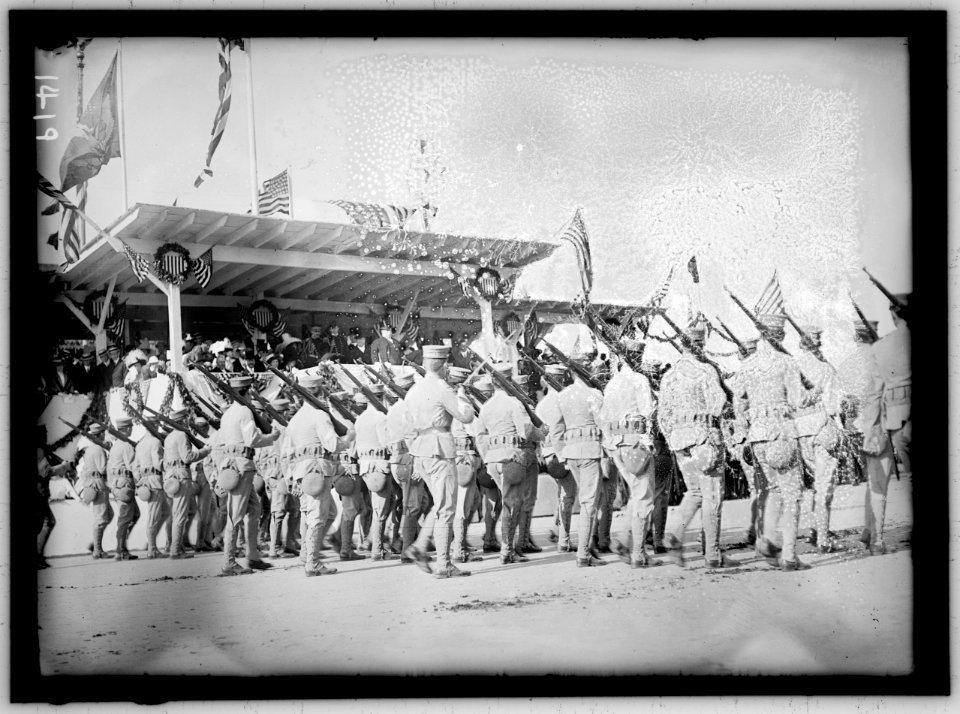 COLUMBUS MEMORIAL. PARADE AT UNVEILING LCCN2016863855
