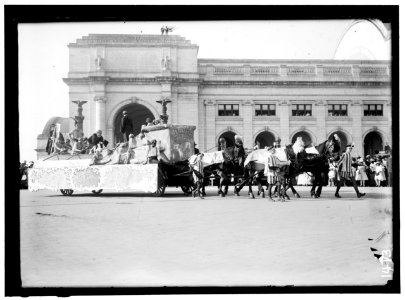 COLUMBUS MEMORIAL. PARADE AT UNVEILING LCCN2016863850