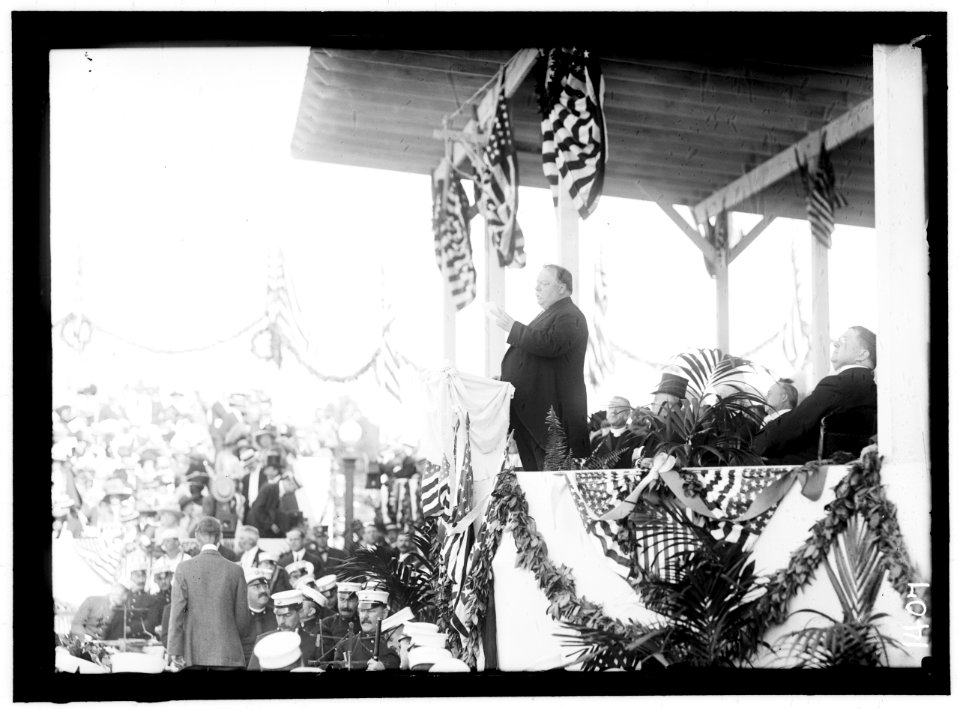 COLUMBUS MEMORIAL. PRESIDENT TAFT SPEAKING LCCN2016863845